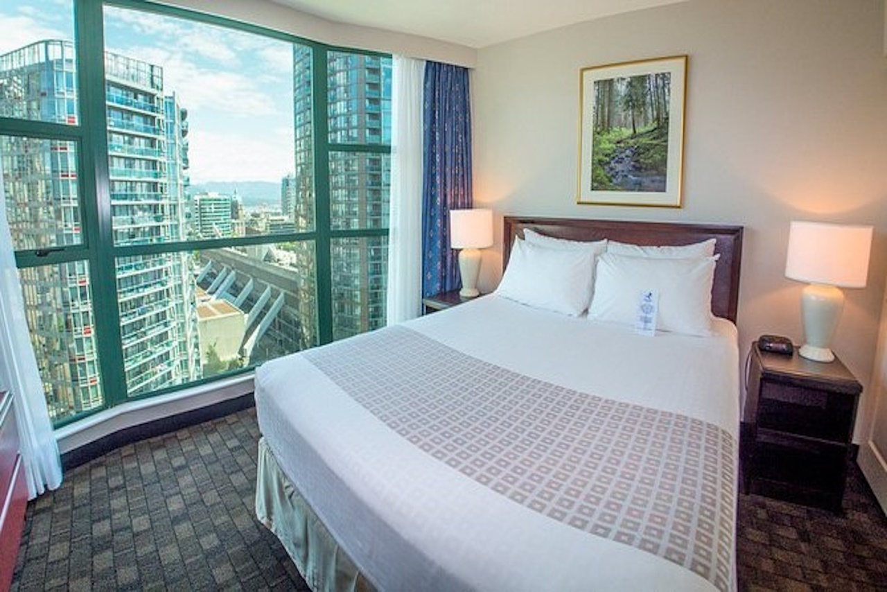 Rosedale on Robson Suite Hotel